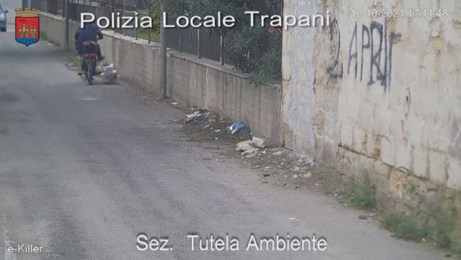 Trapani, continua l'abbandono dei rifiuti per le strade della città