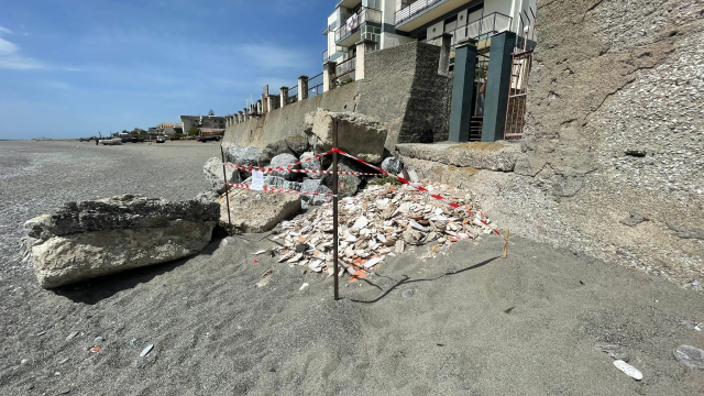 Messina, illecito smaltimento di rifiuti da demolizione in spiaggia: denunciati gli autori dalla Polizia Municipale