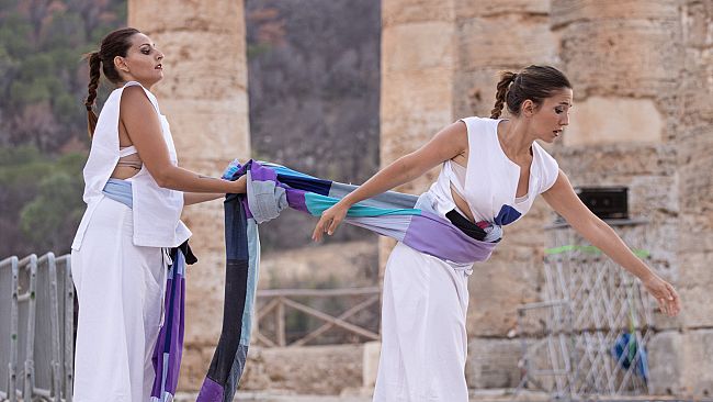 Segesta, grande successo per il progetto artistico di comunità dell'artista Silvia Scaringella a un anno dall'incendio 