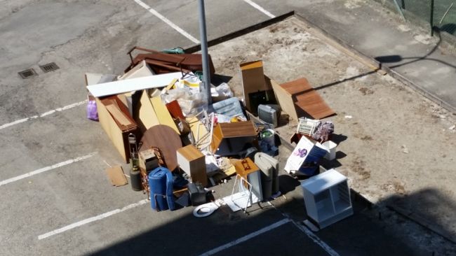 Trapani, lascia rifiuti in strada: sorpreso dai vigili