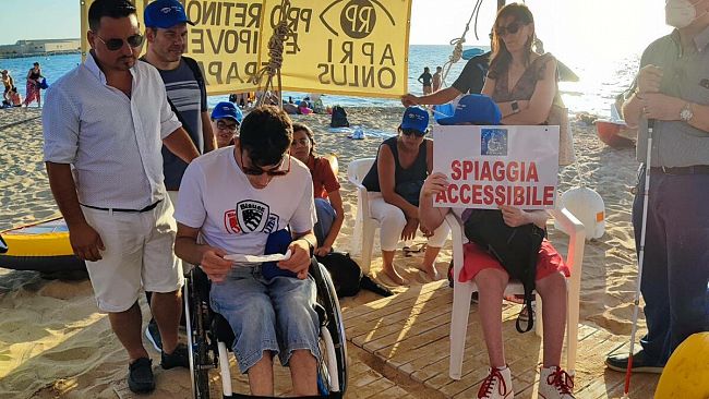 Disabilità, inaugurata la spiaggia accessibile a San Giuliano