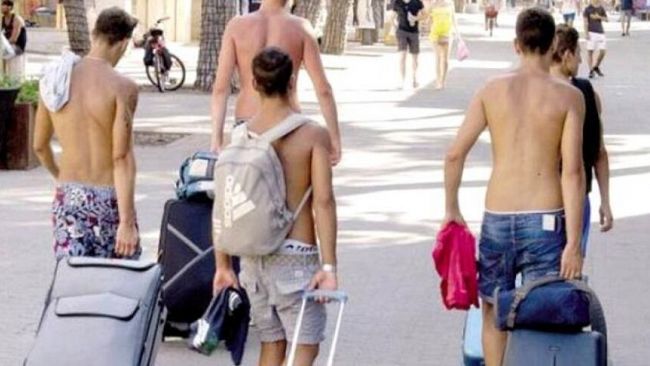 San Vito, vietato andare in giro in costume o a torso nudo