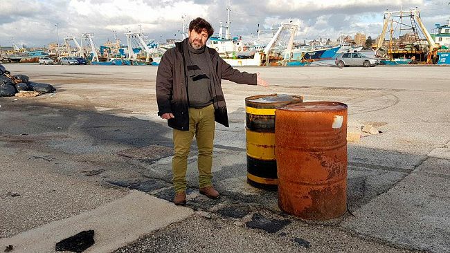 VIDEO – Mazara, fusti “sospetti” e rifiuti nel porto peschereccio