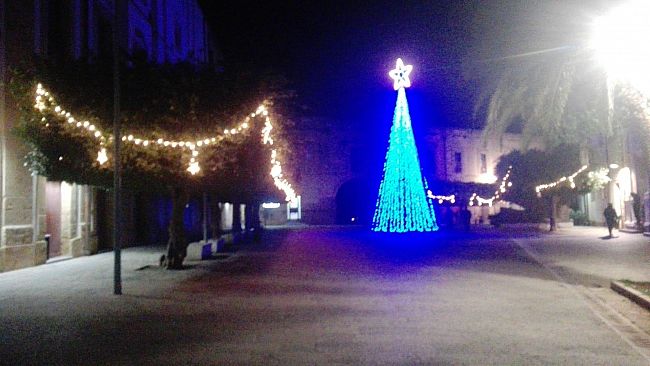 Castelvetrano al buio, ma l’albero di Natale rimane acceso. La segnalazione di un lettore