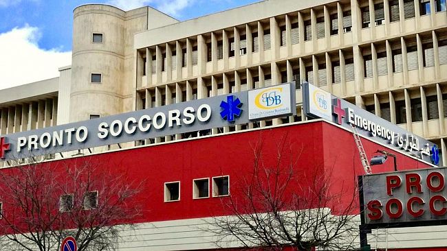 Ubriaca aggredisce vigilantes e danneggia il pronto soccorso