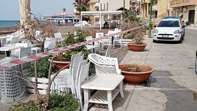 Piazza lignea di Marinella sempre più ammalorata, chiusa al pubblico dalla Polizia Municipale