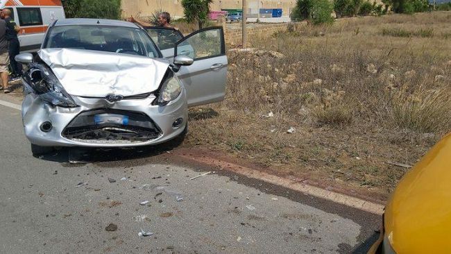 VIDEO – Incidente sulla SS115 fra Mazara e Strasatti, auto finisce contro carroattrezzi.