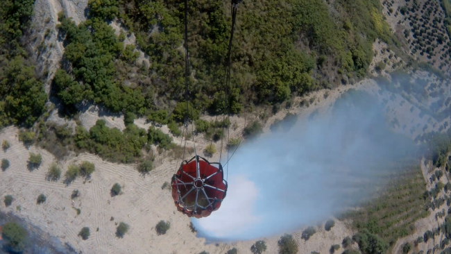 Elicottero dell’Aeronautica Militare interviene per lo spegnimento di un incendio