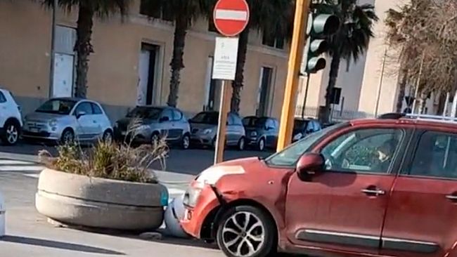 Trapani, auto impatta contro un blocco di cemento