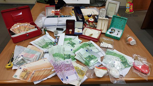 Scoperto in centro abitato laboratorio clandestino per taglio ed il confezionamento della cocaina