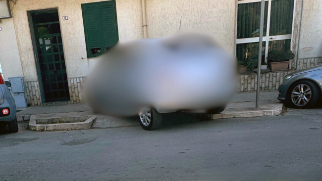 Auto in sosta bloccano scivoli e passaggi pedonali: una questione di civiltà