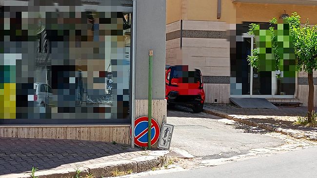 alcamo-cartello-caduto-da-giorni-e-nessuno-interviene-in-via-ugo-foscolo
