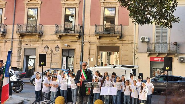 Il coro della Di Matteo ha intonato l'inno nazionale alla giornata delle Forze Armate 