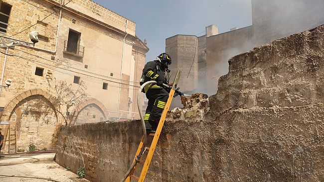 mazara-incendio-in-unarea-privata-del-centro-storico-utilizzata-da-alcuni-anni-come-discarica-da-incivili