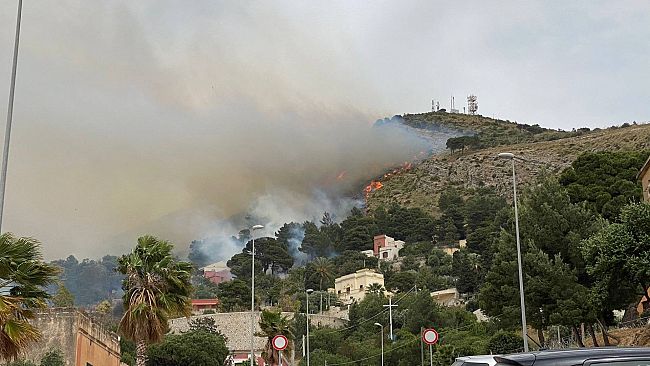 Incendio alle pendici di Erice
