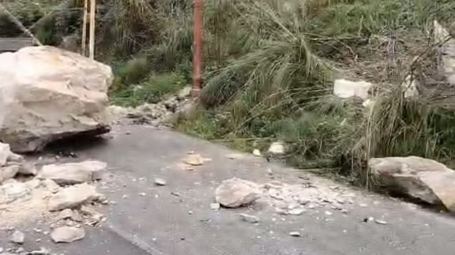 cedimento-roccioso-sulla-strada-del-porto-di-castellammare-il-sindaco-nessun-allarmismo