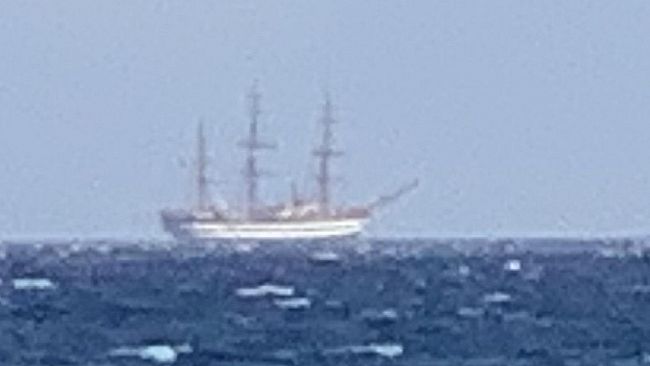 L'Amerigo Vespucci nel mare di Marinella e Triscina di Selinunte