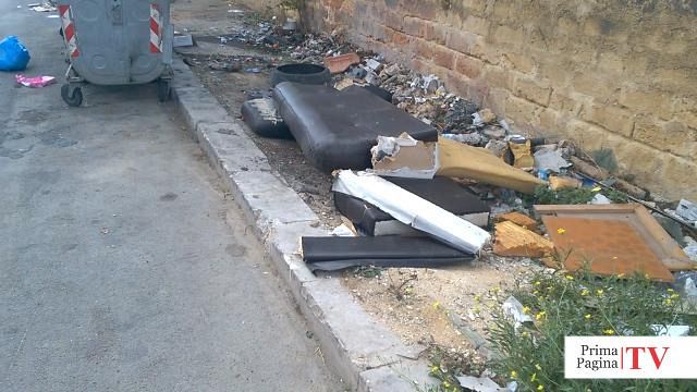 video-marciapiede-come-una-discarica-in-via-marsala