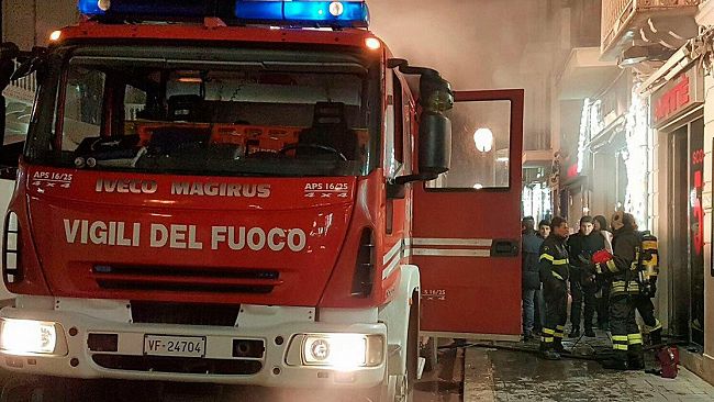 VIDEO – In fiamme negozio Arte’ di Corso Umberto I. Probabile corto circuito