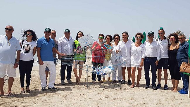 VIDEO – Mazara, nella spiaggia di Tonnarella il “pesce mangia plastica” donato dal Rotary