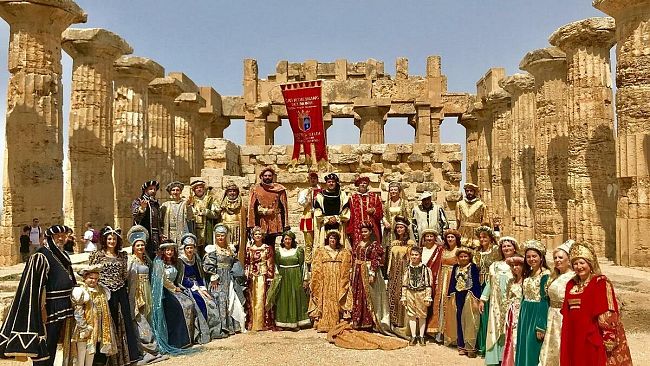 Le vestigia del Parco Archeologico hanno accolto i figuranti del corteo storico di Santa Rita