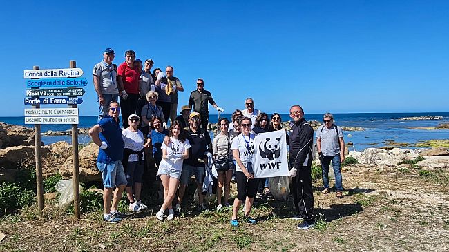 Menfi, ripulito da volontari il sentiero che dal porto va alla spiaggia delle solette