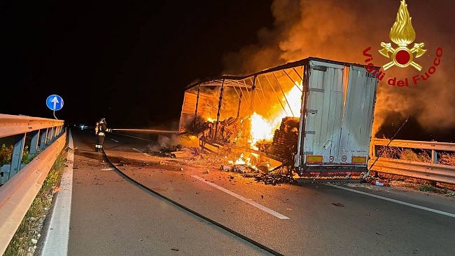 ​Tir in fiamme sull’autostrada Palermo-Catania, corsia chiusa per diverse ore