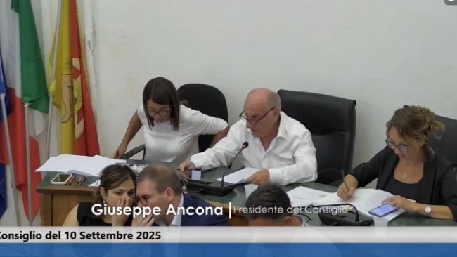 Veloce seduta di consiglio comunale a Castellammare, approvati 6 debiti fuori bilancio