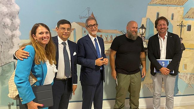 Aeroporto Trapani Birgi: galleria d'arte con busti e teste di satiro in mostra