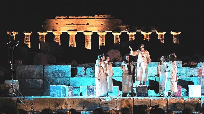 Successo per lo spettacolo “Le donne di Lisistrata per la pace” a Selinunte
