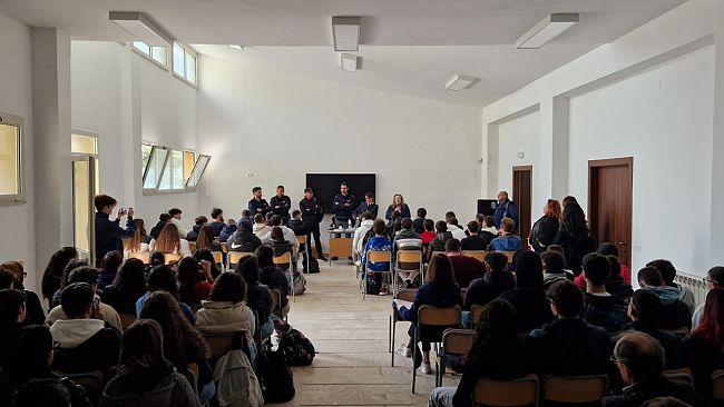 Mazara: la Polizia di Stato incontra studenti per la giornata contro la violenza sulle donne.