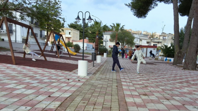 Partanna, il parco giochi Melchiorre Scalia torna a vivere: famiglie e bambini lo riscoprono con gioia