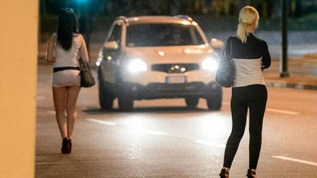 Costrette a prostituirsi e a vivere in condizione precarie. 8 arresti