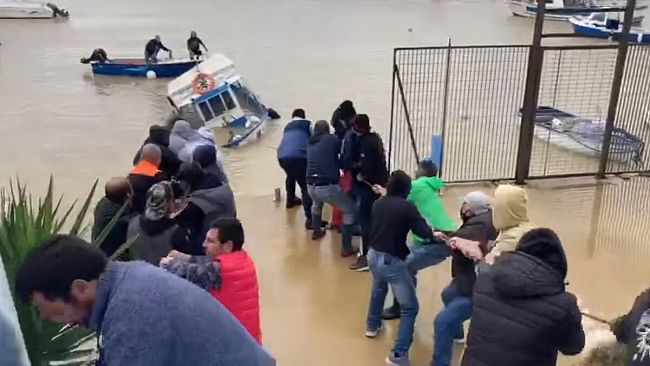 Il recupero della barca affondata nel porto di Marinella