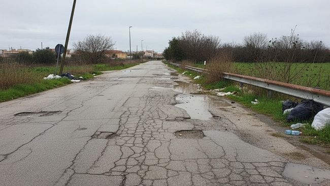 marsala-dimentica-le-contrade-tra-asfalto-in-frantumi-acqua-che-scorre-e-pista-ciclabile-del-degrado