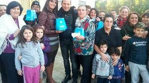 Maurizio Scugnizzo fa gli auguri ed offre panettoni ai suoi fans di via Potenza
