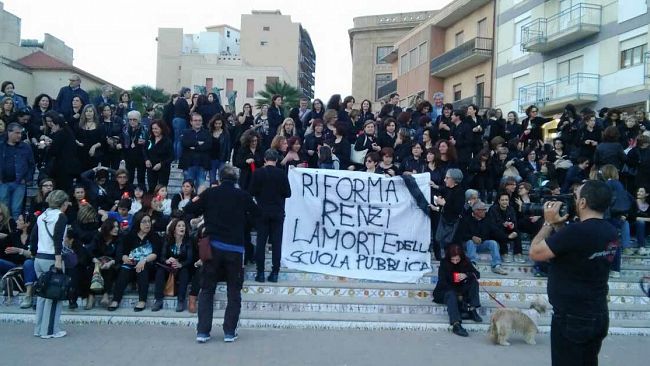 Flash Mob Scuola: docenti, alunni, e genitori uniti contro l’uccisione della scuola pubblica