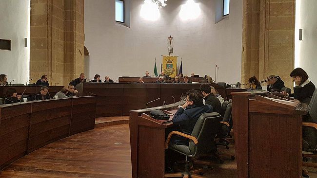 Mazara, nuova “geografia” in Consiglio comunale. Maggioranza in decrescita ed opposizione in parte ambigua. Iniziato “valzer delle casacche”