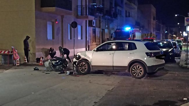 Trapani, ennesimo violento incidente in via Cofano tra un’auto ed uno scooter