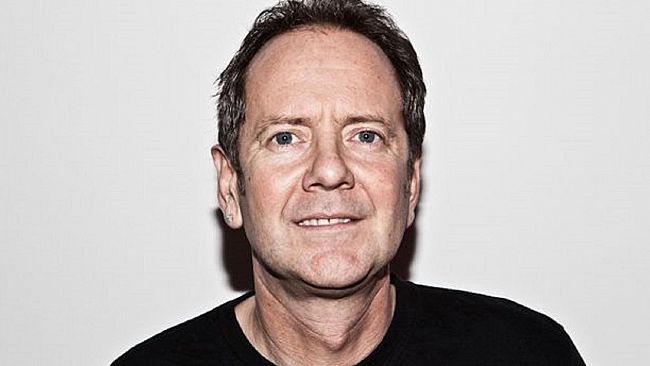 E’morto a 51 anni John Peter Sloan, insegnò l’inglese con il sorriso a Zelig