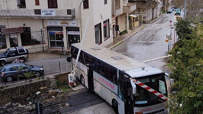 Paura  per un autobus incastrato tra le barriere del passaggio a livello