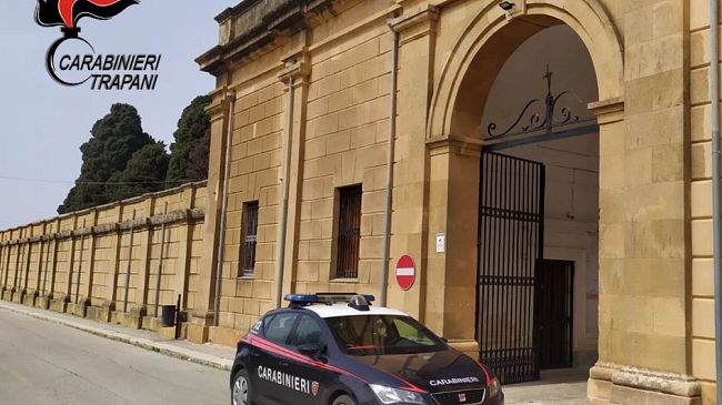 Mazara, arrestati presunti autori di furto nel cimitero