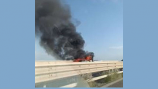 Palermo-Mazara del Vallo, furgone avvolto dalle fiamme: bloccata la circolazione stradale