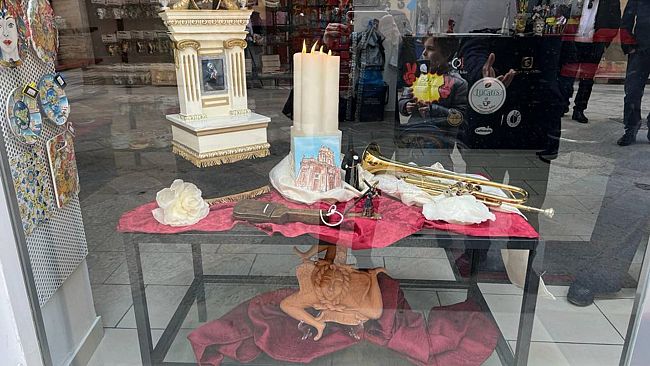 Trapani, drappi sui balconi per la Settimana Santa