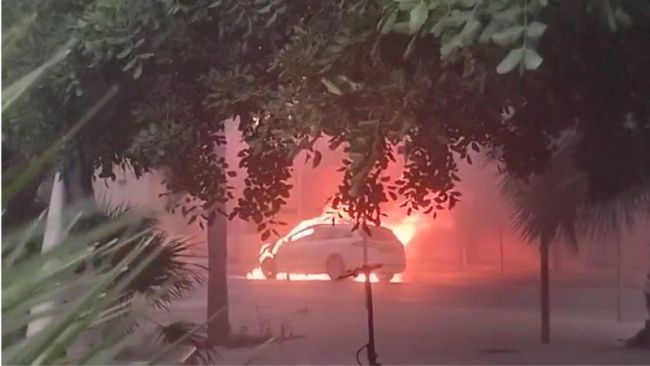 trapani-taxi-a-fuoco-davanti-al-deco-in-via-pepoli