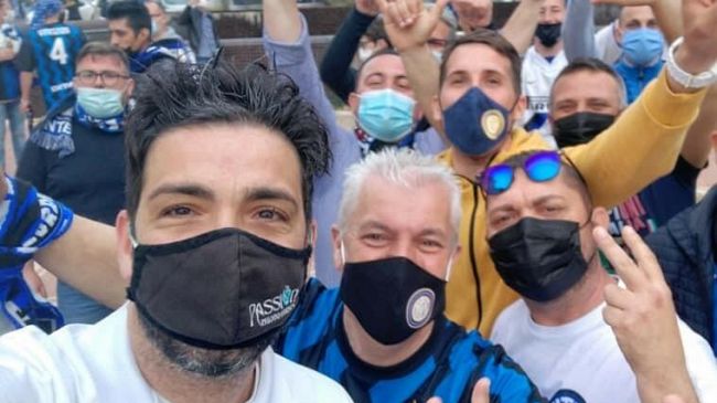 I tifosi marsalesi interisti festeggiano lo Scudetto in Piazza