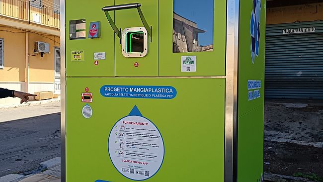 rifiuti-a-trappeto-e-attiva-la-postazione-mangiaplastica