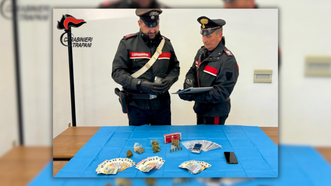 Marsala, 24enne arrestato per spaccio: in casa droga, soldi e munizioni