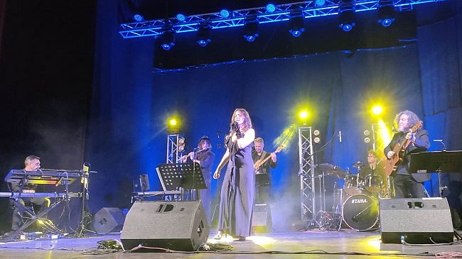 Mazara, l'omaggio, musicale e narrativo, alla grande Ornella Vanoni incanta il Teatro Rivoli
