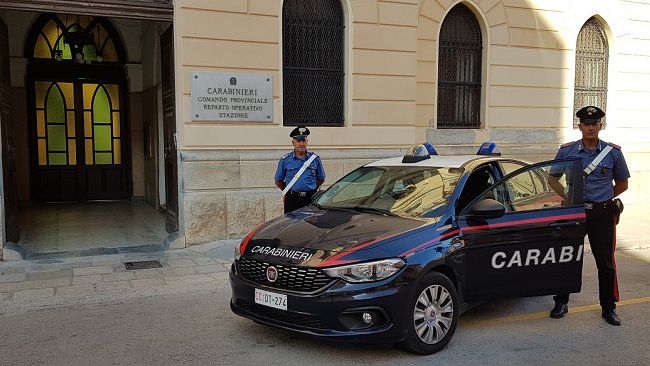 Trapani: ubriaco alla guida si schianta sul lungomare. Denunciato